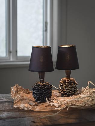 Kotten käpy pöytävalaisin Queen musta/kulta 12cm varjostimella, Noortrade Oy - Pöytävalaisimet - 184810 - 1