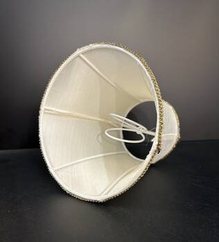 Alisa 15 varjostin, luonnonvalkoinen shantung, kulta reunanauha, VarjoMarja - Kankaiset varjostimet ja muut kuin lasi - 006251 - 2