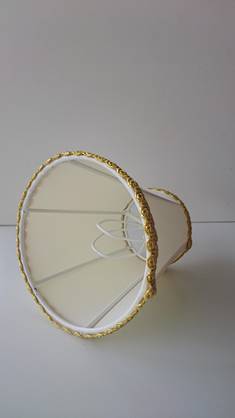 Kruunuvarjostin pieni, luonnonvalkoinen kangas, kulta reunus, Kehikkotuote - Kankaiset varjostimet ja muut kuin lasi - 101064 - 2